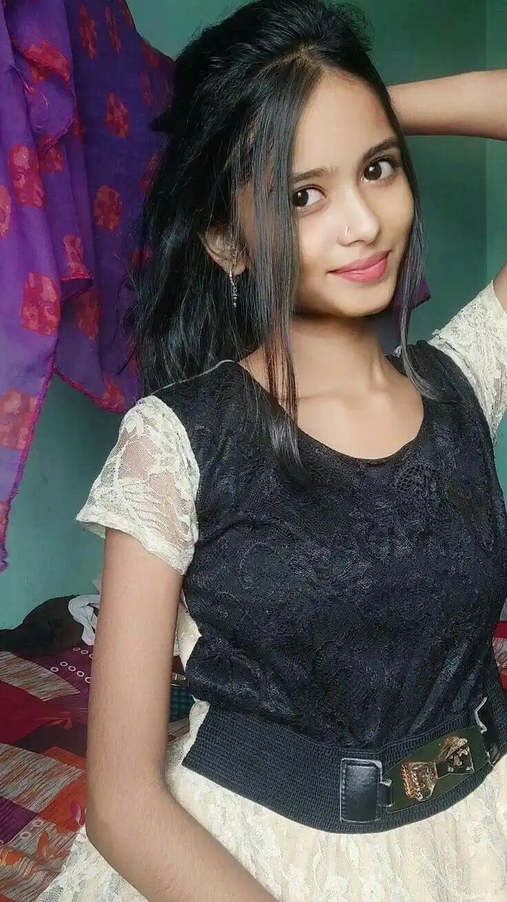 cute-girl-pic-black-and-white