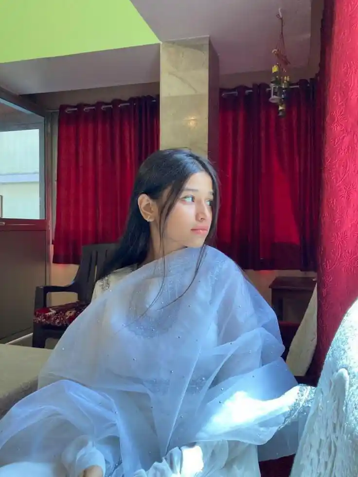 girl-pic-back-side-black