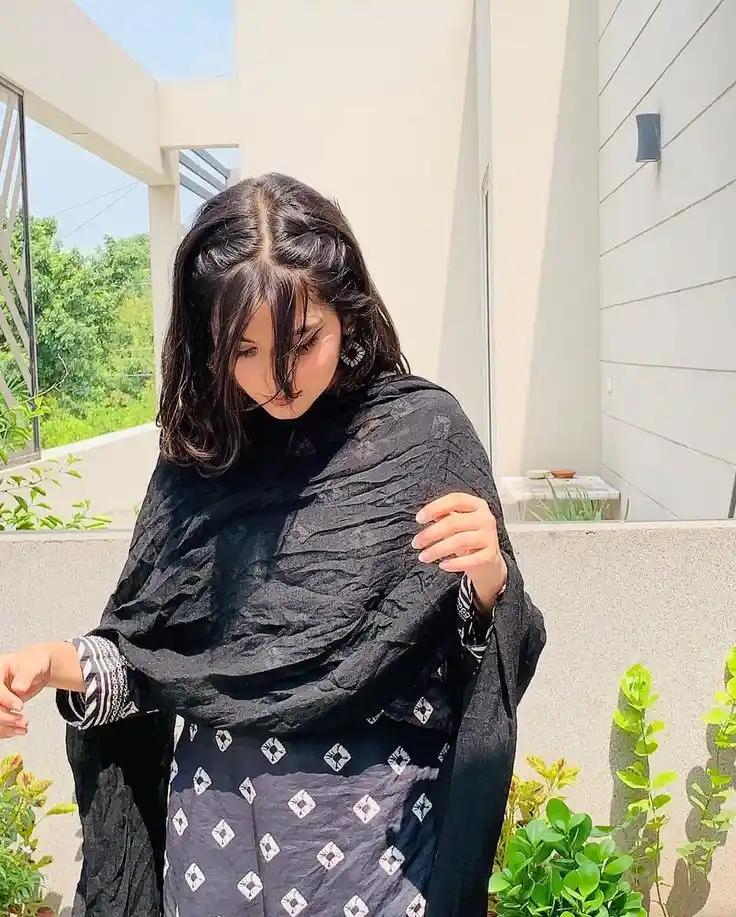 girl saree pic hide face black and white
