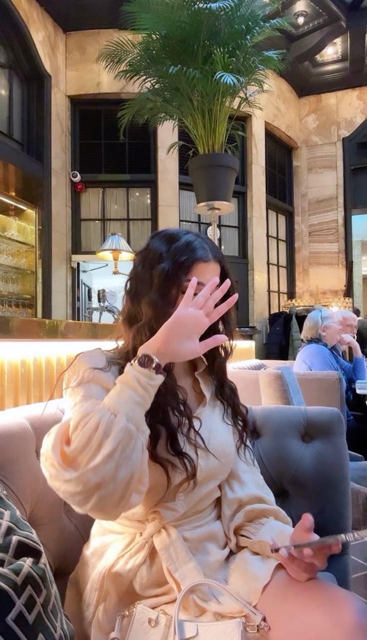 Hide Face Girl DP for Instagram