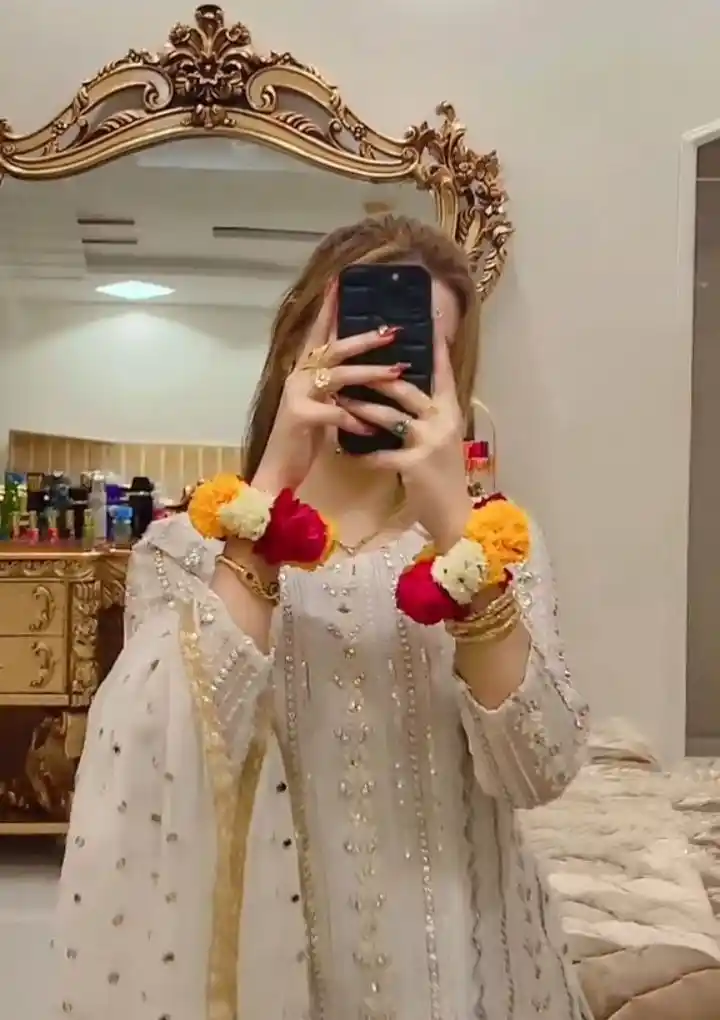 attitude girl dp mirror selfie 15