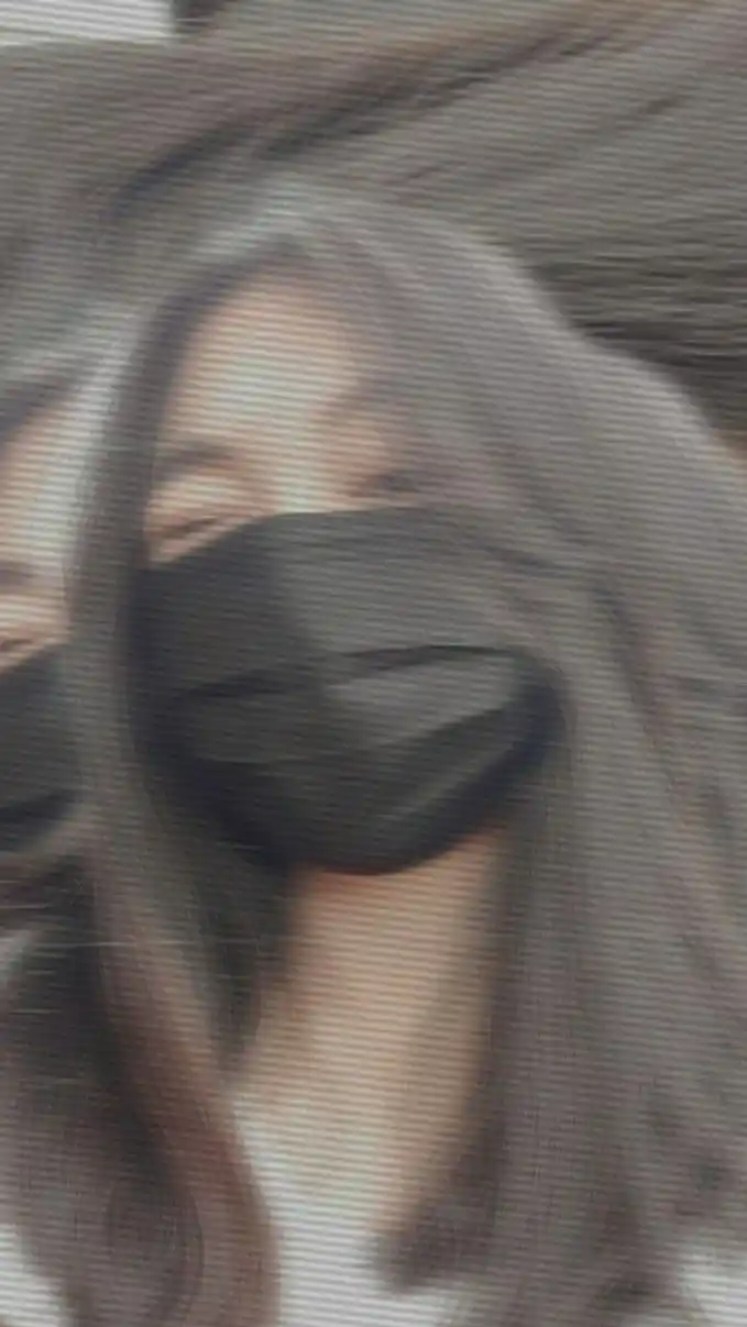 blur girl photo mirror selfie short hair