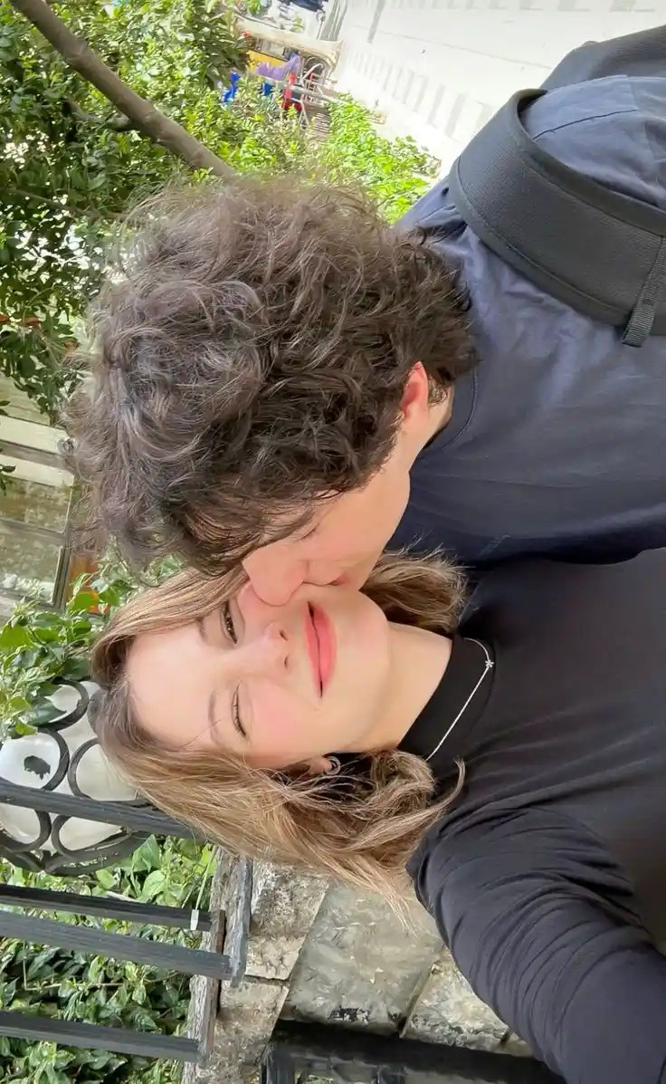 couple dp anime boy and girl kissing