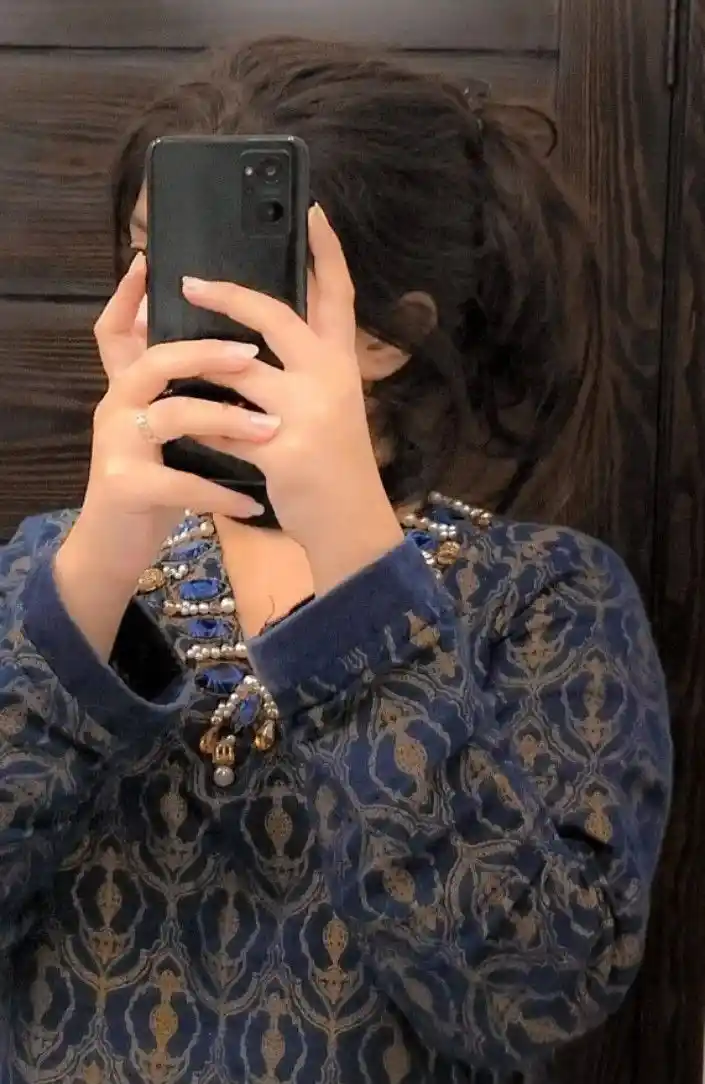 hide face girl dp mirror selfie 32