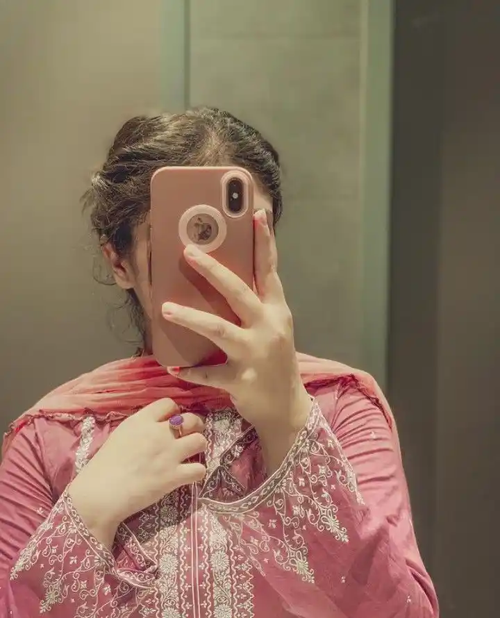 mirror selfie dp for instagram girl attitude 25