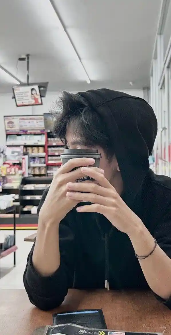 stylish crying sad boy dp 1