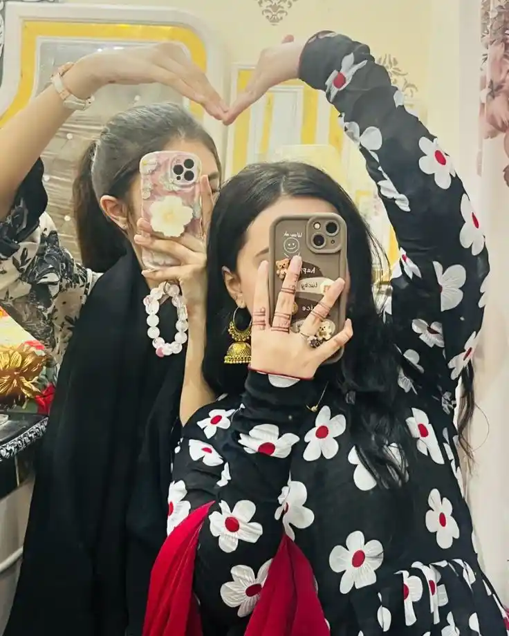 stylish mirror selfie dp 34